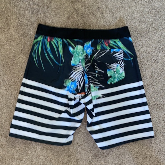 Men’s Reef lightweight shorts - Picture 2 of 3